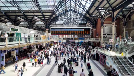 Menschen-In-Der-Bahnhofshalle-Der-Liverpool-Street-Station-In-London,-Großbritannien