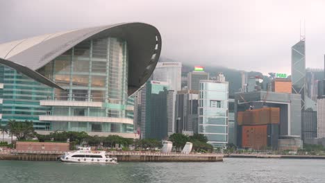 Vista-Panorámica-Del-Puerto-De-Victoria-Y-El-Dinámico-Horizonte-De-Hong-Kong,-El-Centro-De-Convenciones-Y-Exposiciones-De-Hong-Kong-Sirve-Como-Piedra-Angular-Para-Convenciones-Y-Exposiciones-En-La-Ciudad.