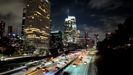 Zeitraffer-Der-Innenstadt-Von-Los-Angeles-Mit-Dem-Verkehr-Auf-Der-LA-Freeway-Bei-Nacht