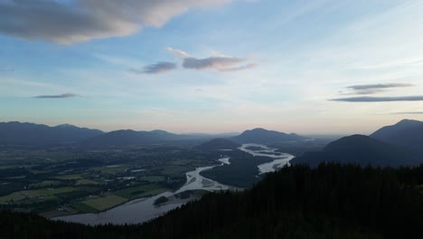 Paisaje-Escénico,-Río-Y-Montañas-Al-Atardecer