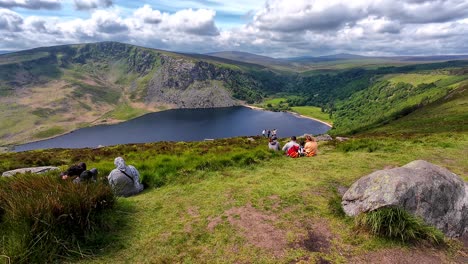 Irlanda-Lugares-épicos-Gente-Relajándose-Con-La-Maravillosa-Vista-De-Lough-Tay-Ubicación-Popular-En-Las-Montañas-De-Wicklow-En-Un-Día-Perfecto-De-Verano