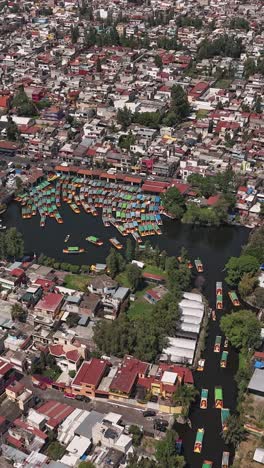 Hyperlapse-of-a-Xochimilco-embarcadero,-ferry-dock,-in-Mexico-City,-vertical-mode