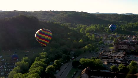 Primer-Plano-Aéreo-De-Globos-Aerostáticos-Corriendo-Desde-Helen-En-Las-Montañas-Blue-Ridge