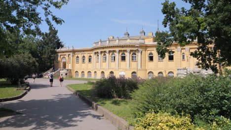 Szechenyi-thermal-bath-in-Budapest-Hungary,-Entrance-exterior-establishing-shot