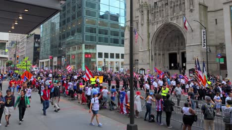 Una-Toma-A-Nivel-Del-Suelo-Del-Desfile-Del-Día-Puertorriqueño-En-La-Quinta-Avenida-En-La-Ciudad-De-Nueva-York.