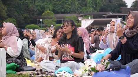 Gente-De-Indonesia-Cantando-En-Un-Concierto-Al-Aire-Libre.