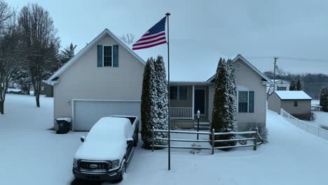 Amerikanisches-Einfamilienhaus-In-Verschneiter-Winterlandschaft