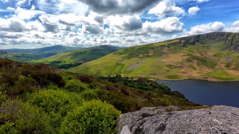 Lugares-épicos-De-Irlanda:-Las-Hermosas-Montañas-Irlandesas,-Tierras-Altas-épicas-Y-Lugares-Salvajes-En-Las-Montañas-De-Wicklow-En-Un-Hermoso-Día-De-Verano