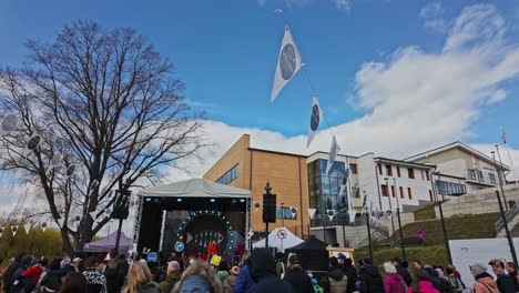 Bauska-Fisch-Festival-Blick-Auf-Die-Bühne-Von-Der-Menge-Gruppe-Von-Menschen-Lettland