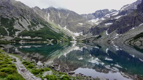 Las-Poderosas-Montañas-Tatra,-Una-Vista-Del-Zawrat-Cubierto-De-Nieve