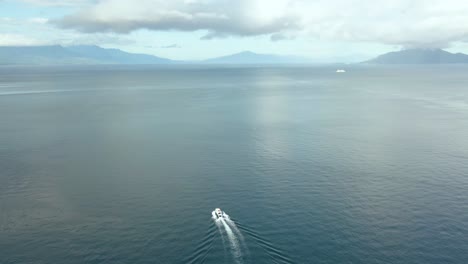 Siguiendo-El-Barco-Mientras-El-Drone-Está-En-El-Aire_07