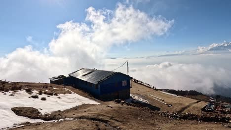 Increíble-Panorama-Montañoso-De-La-Cordillera-Nevada-De-Ganesh-Himaly-Con-Una-Cabaña-En-Primer-Plano