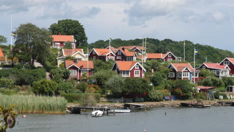 Casas-De-Verano-De-Brandaholm,-Karlskrona,-Blekinge,-Suecia,-Pan