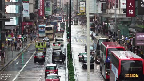 Starker-Verkehr-In-Der-Hauptverkehrszeit-An-Regnerischen-Tagen-In-Mong-Kok,-Hongkong