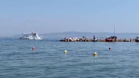 Ein-Wasserbus,-Der-Um-Die-Docks-Des-Thermaischen-Golfs-In-Der-Stadt-Neoi-Epivates-Kreuzt