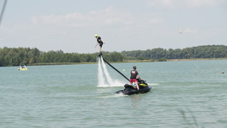 Flyboarder,-Der-Im-Sommer-Auf-Einem-Flyboard-Fliegt-Und-In-Den-See-Eintaucht