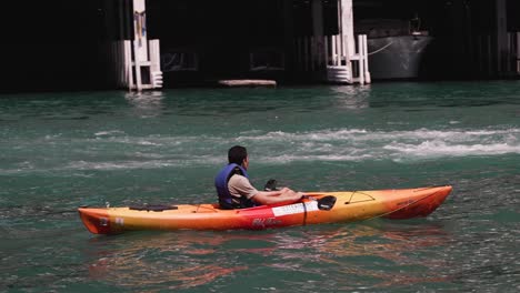 Kayaker-enjoying-a-kayak-trip-through-the-Chicago-river-during-a-sunny-day