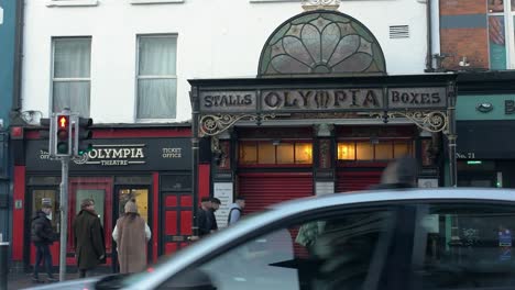 Toma-De-Establecimiento-Del-Teatro-Olympia-De-Dublín-Con-Gente-Caminando