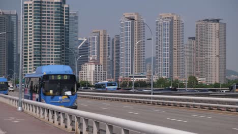 Tráfico-Y-Congestión-En-Una-Autopista-En-Seúl-Mientras-La-Gente-Viaja-En-Autobuses-Y-Automóviles.