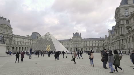 Pirámide-Del-Museo-Del-Louvre-En-París