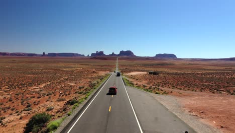 Vehículos-Circulando-Por-La-Carretera-Con-El-Parque-Estatal-Red-Rock-Al-Fondo-En-Sedona,-Arizona,-EE.UU.