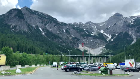 Blick-Vom-Parkplatz-Der-Tankstelle-Auf-Die-Alpen-In-Österreich-Im-Sommer