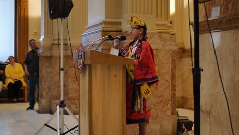 Una-Joven-Princesa-Ute-Da-Un-Discurso-En-El-Homenaje-A-La-Bandera-Ute-En-El-Edificio-Del-Capitolio-De-Denver