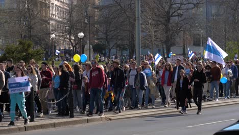 Miles-De-Rusos-En-Praga-Protestan-Contra-La-Guerra-En-Ucrania.