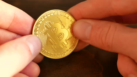 Eine-Goldene-Bitcoin-Kryptowährung-Halten