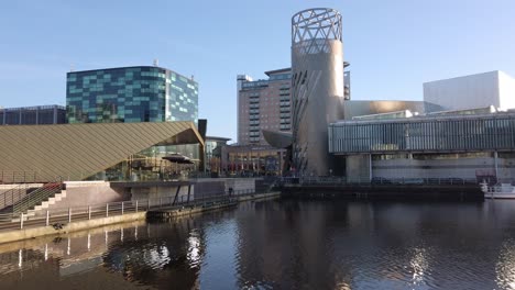 Salford-Quays,-Reino-Unido,-Tiro-Inclinado-Del-Centro-De-Teatro-Lowry-Desde-Media-City-Salford