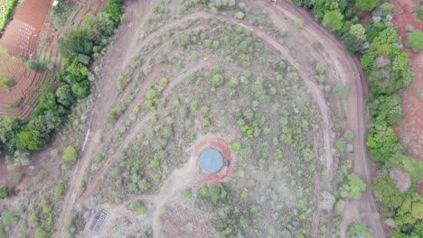 Drone-Mavic-Air-2-Volando-Sobre-La-Colina-En-La-Zona-Desértica-De-La-Sabana-Africana