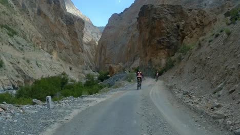 Engagierte-Verlorene-Radfahrer,-Die-Leh-Ladakh-Ghats-Pov-Erklimmen