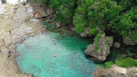 Imágenes-Aéreas-De-La-Playa-Magpupungko-En-La-Isla-De-Siargao,-Filipinas