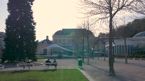 La-Gente-Disfruta-Del-Primer-Cálido-Día-De-Primavera-En-El-Parque-De-Baden,-Cerca-De-Viena,-Cerca-Del-Casino.