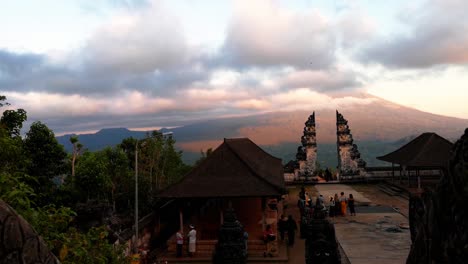 Timelapse-De-Turistas-Que-Visitan-El-Templo-Pura-Luhur-Lempuyang-En-Bali