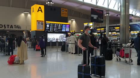 London-Heathrow-Airport-Departure-hall-during-the-pandemic,-COVID-19