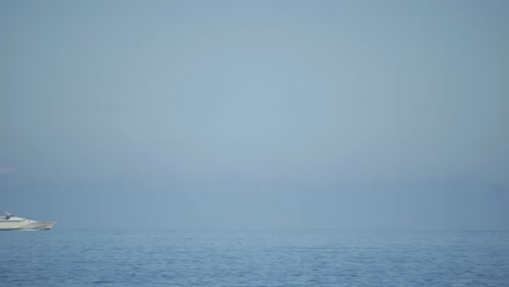 Kreuzfahrt-Mittlerer-Größe-Auf-Dem-Blauen-Und-Ruhigen-Karibischen-Meer-Bei-Perfektem-Blauen-Himmel