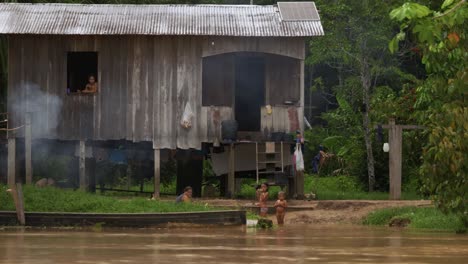 Pasando-Por-Un-Pueblo-Brasileño-En-El-Río