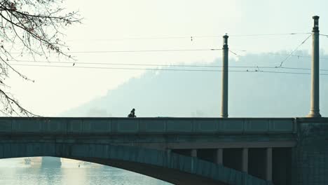 Nebliger-Morgen-An-Moldau-Und-Prager-Burg-Bei-Nebelwetter-Leere-Brücke-Ruhig-Ruhig