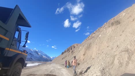 Eine-Gruppe-Armer-Straßenbauarbeiter-Arbeitet-Im-Harten-Winter-Daran,-Die-Verbindung-Zu-Einem-Kleinen-Himalaya-Dorf-Während-Der-Wintersaison-Aufrecht-Zu-Erhalten