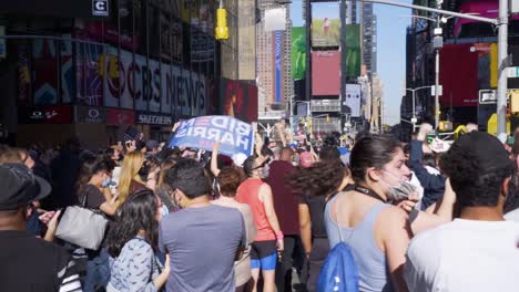 Los-Partidarios-De-Biden-harris-Se-Reúnen-En-Times-Square-Para-Celebrar-Los-Resultados-De-Las-Elecciones-Presidenciales-De-2020-En-Estados-Unidos