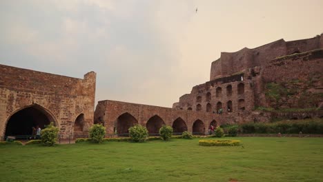 Schwenkansicht-Von-Hyderabads-Golkonda-Oder-Golconda-Fort-Während-Der-Abendzeit,-Touristenziel-Von-Telangana,-Indien