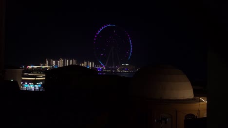 Una-Amplia-Vista-Nocturna-Del-Ojo-De-Dubai-Con-Espectáculo-De-Luces:-La-Noria-De-Ferries-Más-Grande-Del-Mundo---4k