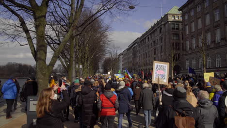 Menschen-Demonstrieren-Und-Halten-Schilder-Für-Den-Frieden-In-Der-Ukraine,-Russland,-Demonstration-In-Hamburg,-Deutschland,-Konflikt,-Krieg