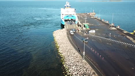 Drone-Dolly-En-Coches-Que-Salen-De-Un-Ferry-Atracado-En-El-Océano-Del-Puerto-De-Virtsu-Estonia