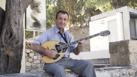 Ein-Straßenmusiker-In-Der-Großstadt-Athen-Spielt-Bouzouki