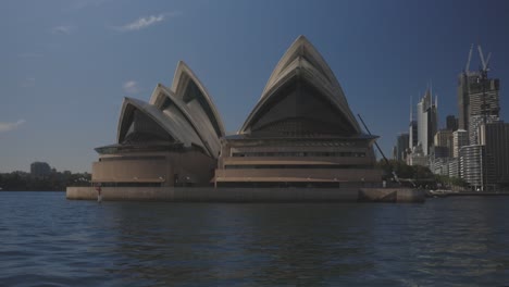 Ópera-De-Sydney-Y-Vista-Matutina-Del-Horizonte-De-La-Ciudad-Desde-El-Ferry-En-4k