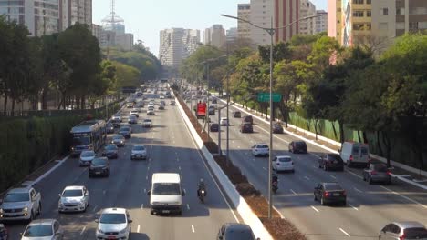 Fahrzeugverkehr-Auf-Der-Avenida-23-De-Maio,-Einer-Wichtigen-Autobahn-Der-Stadt