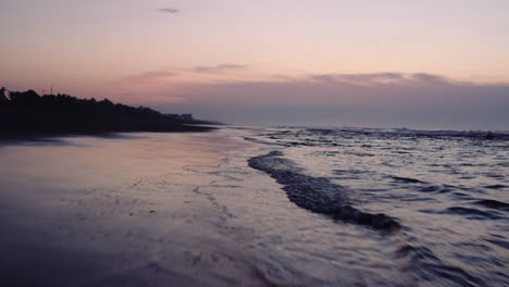 Sonnenaufgang-Am-Strand-Mit-Wellen,-Luftflug-Extrem-Niedrig-Und-Schnell