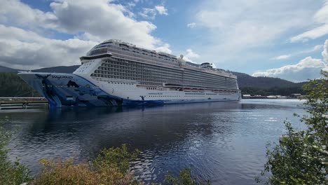 Crucero-Noruego-Bliss-Atracado-En-Ketchikan,-Alaska,-Mostrando-El-Diseño-De-Wyland.